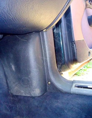 Выкручиваем шуруп крепления бокового пластмасса